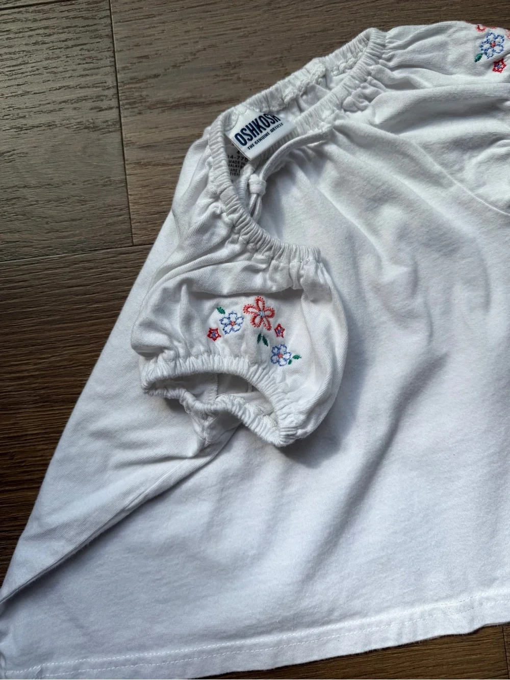 Early 2000s OshKosh B'gosh White Puff Sleeve Tee with Embroidered Flowers 4